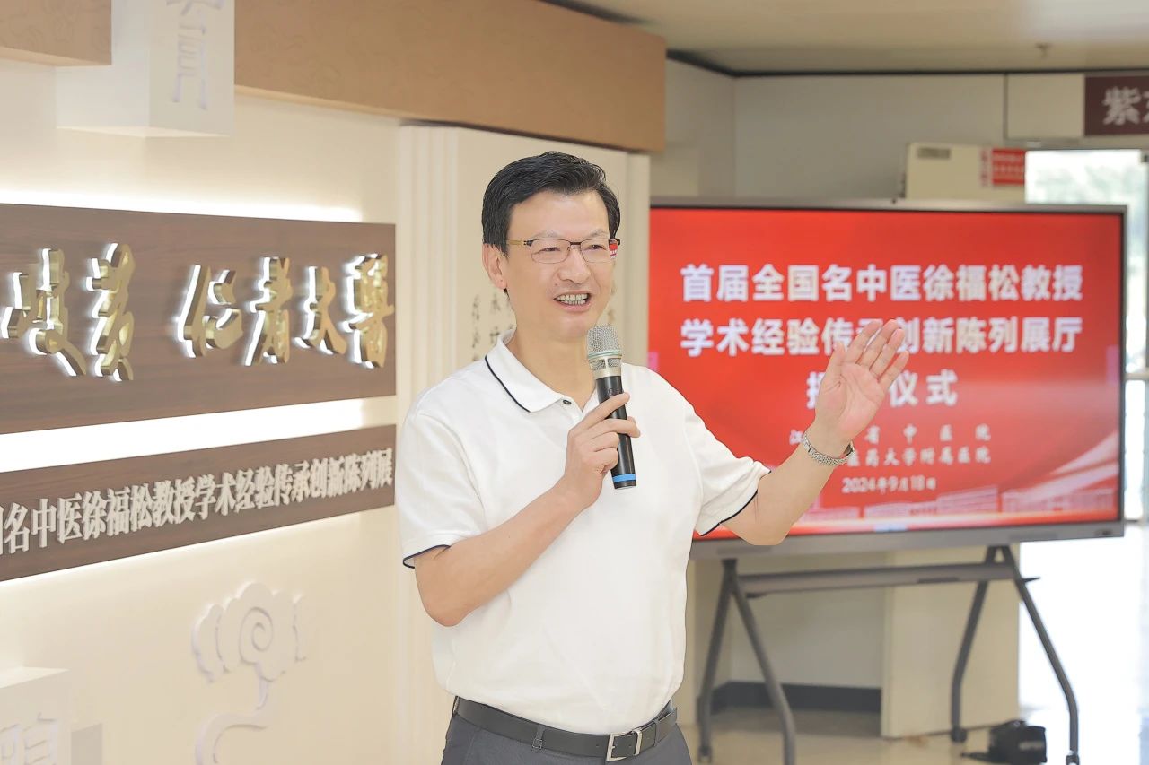 徐老展厅 方书记.jpg
